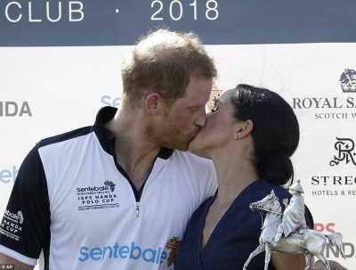 Meghan Markle dhe Princ Harry shkëmbejnë puthje pasionante