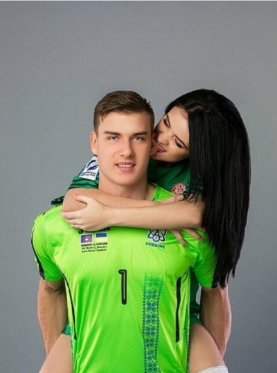 Portieri i ri i Real Madrid vjen me ‘përforcime’, e dashura ‘çmend’ tifozët (foto)