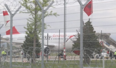 Probleme me transportin e pasagjerëve, Austrian Airlines, pas grabitjes, sjell avion të vegjël në Rinas