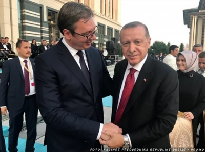 Erdogani pritet me të shtëna topi në Beograd