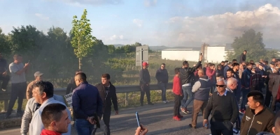 Banoret dhe fermerët e Kutallis dhe Poshnjës i bashkohen protestës së PD në Urën Vajgurore (Fotot)