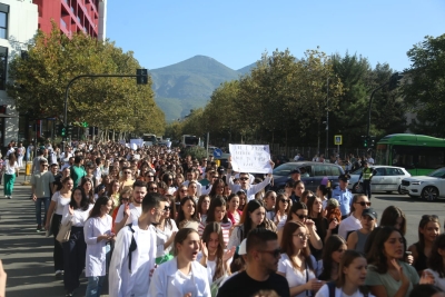 Studentët e Mjekësisë vijojnë protestën, s’pranojnë tarifën e studimit. Kërkojnë dorëheqjen e ministres së Arsimit