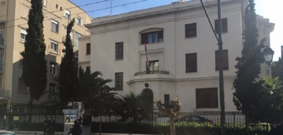 Sulmohet ambasada serbe në Athinë, shkak Kosova