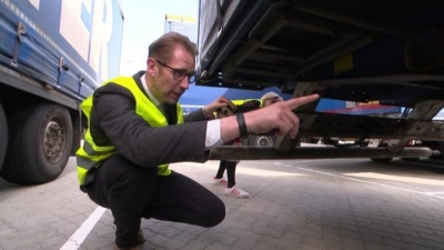 Daily Mail: 4 shqiptarë gjenden në kartonë në kamion për Britani
