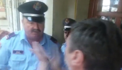 VIDEO/ Skandal, policia bllokon edhe lokalet pranë Teatrit, shantazhohet pronari