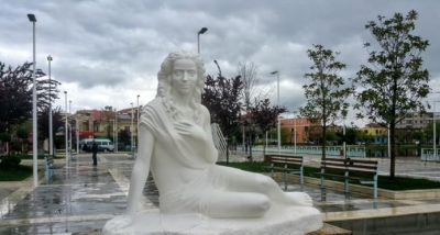 Vendosen dy skulptura mahnitëse në Belsh, por kush është “Mikelanxhelo i Dumresë”