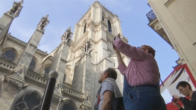 Notre Dame, 1 javë pas zjarrit, dyndje turistësh në katedralen ikonë të Parisit