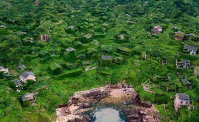 ‘Fshati fantazmë’ i braktisur në Kinë zaptohet nga bimët