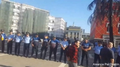 VIDEO/ Policia rrethon Teatrin Kombëtar