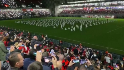 ‘Rama ik’/ Shqiptarët refuzojnë fasadën e kryeministrit: Ja thirrjet në stadium (Video)