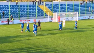 Video/ Dhunë në ndeshjen Kamza-Laçi, tifozët sulmojnë arbitrin