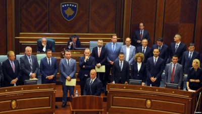 Kosovë, partitë në pushtet në kërkim të një rezolute për bisedimet me Serbinë