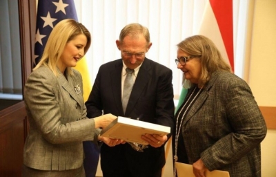 Kosova merr mbështetje për vizat nga ministri hungarez