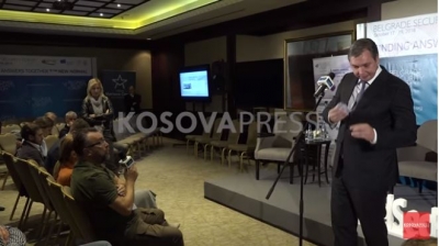 Gazetarja shqiptare vë në siklet Vuçiçin, fshin djersët me shami: Nuk po ju ofendoj se jeni femër (VIDEO)