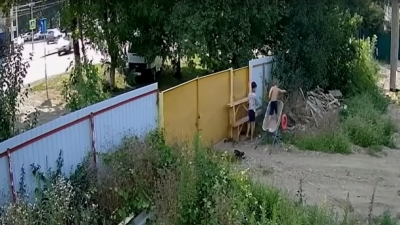 Dy djem të vegjël heqin të zitë e ullirit për të vjedhur një karrocë dore (Video)