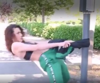 Video/ Harbon Klaudia Pepa, kërcim provokues me shtyllën e stacionit të autobusit