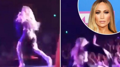 VIDEO/ Jennifer Lopez rrëzohet në skenë gjatë performancës në Las Vegas