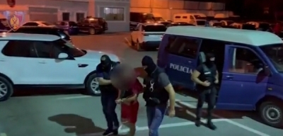 Zbulohet baza e armëve të sofistikuara në Tiranë, arrestohen një djalë dhe një vajzë