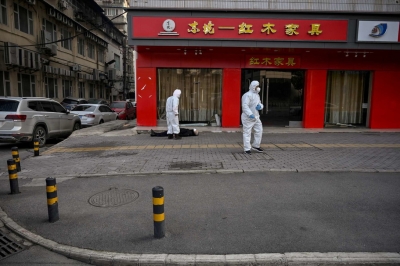 Coronavirusi, shkon në 213 numri i të vdekurve në Kinë, në Wuhan njerëzit shtrirë në rrugë