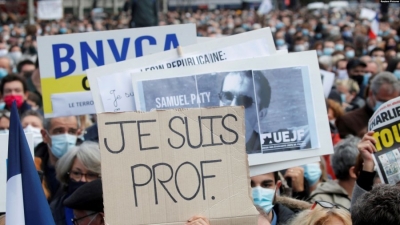 Parisi nderon mësuesin e vrarë, tronditje dhe revoltë pas ekzekutimit makabër