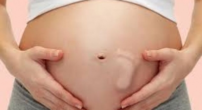 Studiuesit: Ja përse fetusi shkelmon barkun e nënës