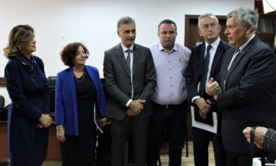 Ambasadori amerikan me stafin tregojnë se po i vëzhgojnë zgjedhjet nëpër Kosovë