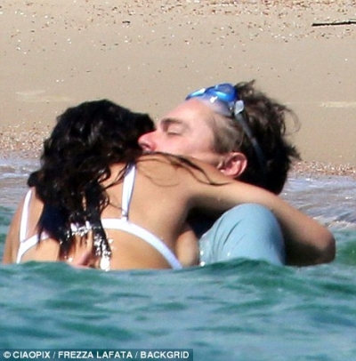 Foto/ DiCaprio nuk përmbahet më! Skena hot me të dashurën në plazh