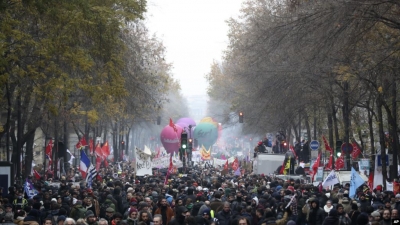 Parisi i gjunjëzuar nga greva