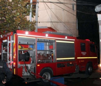 Zjarr i madh në një shtëpi në Elbasan, rrezikohen banesat e tjera