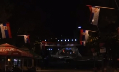 Flamuj serbë e rusë “mësyjnë” në veri të Mitrovicës, mediet kosovare: Hynë dhe gazetarë të dyshimtë!