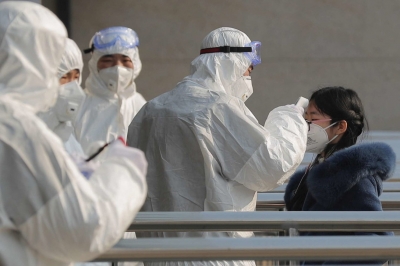Mediat amerikane: Në laboratorët e qytetit ku shpërtheu virusi në Kinë, zhvillohen armë kimike. SHBA tërheq njerëzit e saj nga zona