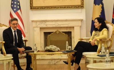 Presidentja e Kosovës fillon takimin me këshilltarin amerikan Derek Chollet