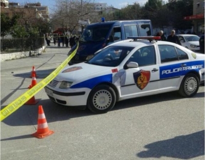 Përplasen dy makina në Korçë, plagosen nënë e bijë