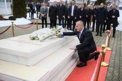 Ramush Haradinaj përkulet para varrit të Ibrahim Rugovës
