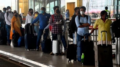 Indi/ Kaos dhe radhë të gjata në aeroporte pas hapjes së fluturimeve. Pasagjerët të zemëruar me anulimet e orës së fundit