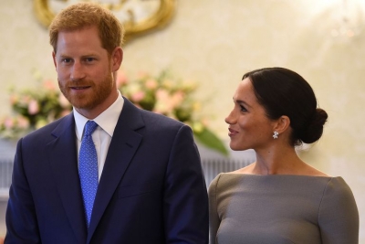 Prince Harry prek nga të pasmet Meghan, fotoja që po “pushton” rrjetin