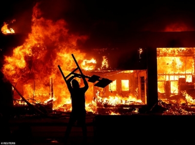 Protestuesit djegin edhe selinë e CNN