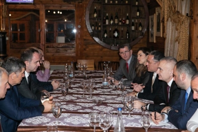 Presidenti Meta takohet me përfaqësuesit e partive politike shqiptare në Tuz
