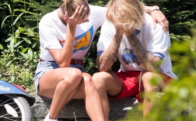 Justin Bieber shihet duke qarë, e fejuara e ngushëllon
