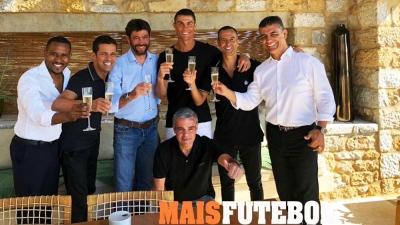 Ronaldo e feston me një gotë shampanjë transferimin te Juventusi