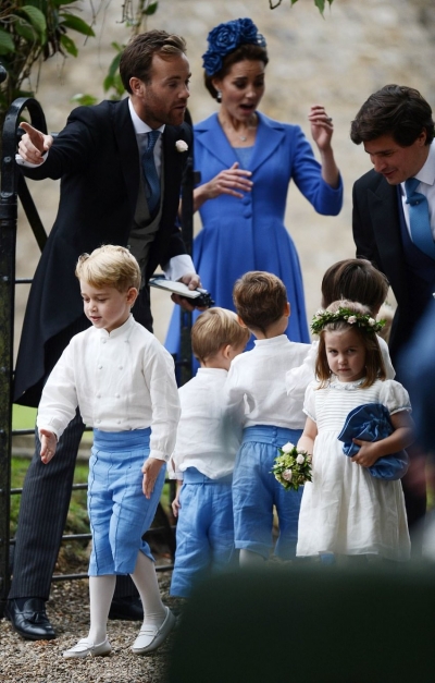 Princi George dhe Charlotte rrëmbejnë sërish vëmendjen me hijeshinë e tyre fëmijnore në dasmë