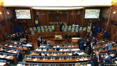 Parlamenti i Kosovës miraton raporton për dëbimin e shtetasve turq, shkeljet e gjetura