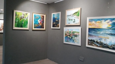 “Ngjyra në dimër”, ekspozita sjell 76 punime të piktores durrsake