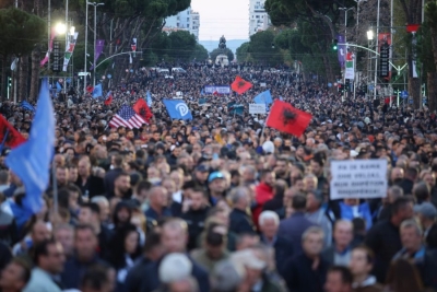 Protesta më e madhe: Tirana plot me qytetarë të revoltuar