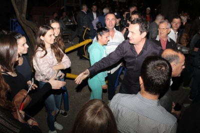 Albin Kurti feston në Tiranë, mbledh mbështetësit e Vetëvendosjes