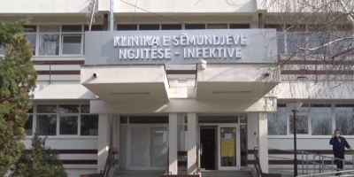 Kosovarët vrapojnë për testin antivirus në Klinikën Infektive në Prishtinë, izolohen 5