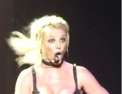 Upss! Britney dhuron spektakël live, i del..