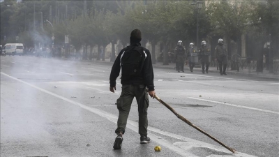 Protesta në Athinë, policia përleshet me nxënësit