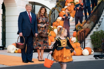 FOTO/ Halloween në Shtëpinë e Bardhë, Trump dhe Melania me shporta presin fëmijët
