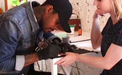 Tendencë tatuazhesh: Tani ato bëhen edhe në thonj!